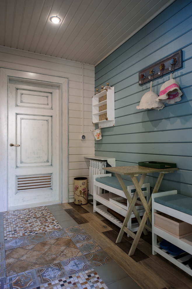 ノボシビルスクにある小さなシャビーシック調のおしゃれな玄関 (セラミックタイルの床、マルチカラーの壁) の写真