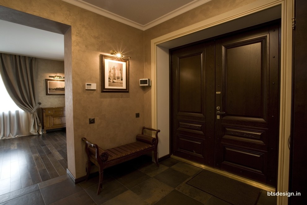 Идея дизайна: входная дверь среднего размера в стиле неоклассика (современная классика) с бежевыми стенами, полом из керамогранита, двустворчатой входной дверью, входной дверью из темного дерева и коричневым полом