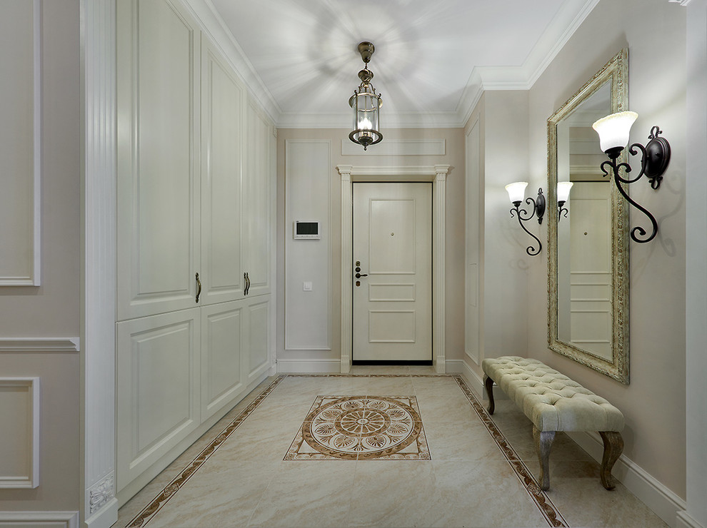 Imagen de puerta principal tradicional de tamaño medio con paredes beige, suelo de baldosas de porcelana, puerta blanca y suelo beige