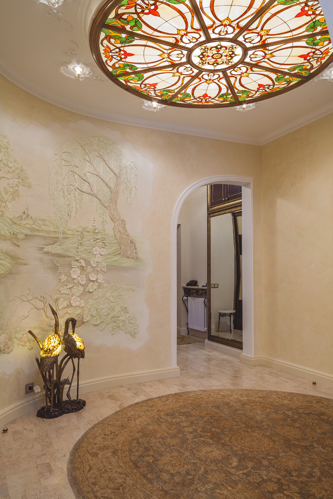 Diseño de entrada tradicional con paredes beige, suelo de corcho y suelo beige