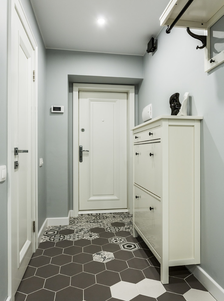 На фото: входная дверь со шкафом для обуви в классическом стиле с серыми стенами, одностворчатой входной дверью и белой входной дверью с