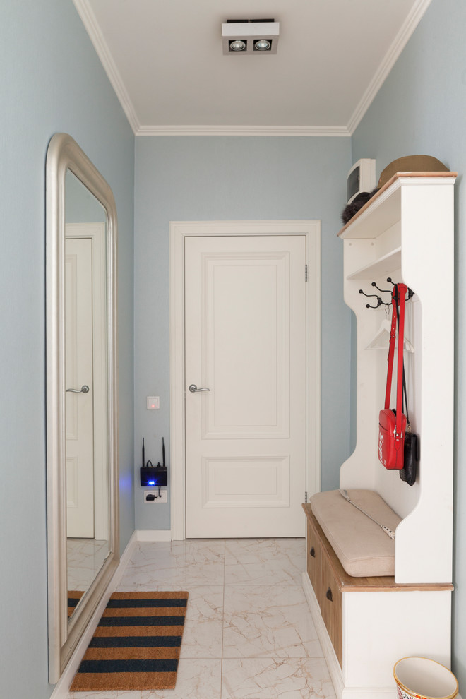 Идея дизайна: входная дверь в классическом стиле с синими стенами и бежевым полом