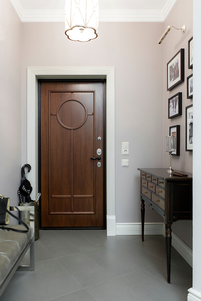 На фото: входная дверь в классическом стиле с серыми стенами, одностворчатой входной дверью и входной дверью из темного дерева