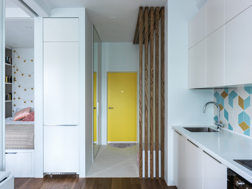Imagen de puerta principal contemporánea con paredes blancas, puerta simple, puerta amarilla y suelo blanco