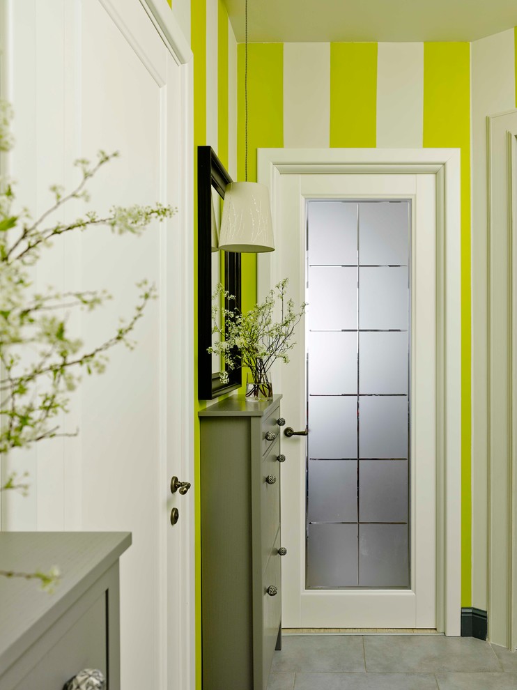Стильный дизайн: маленькая прихожая в современном стиле с зелеными стенами, одностворчатой входной дверью и стеклянной входной дверью для на участке и в саду - последний тренд