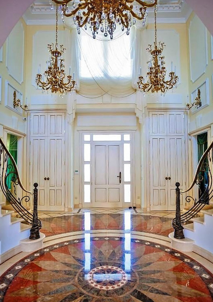 Großes Klassisches Foyer mit Einzeltür und weißer Haustür in Jekaterinburg