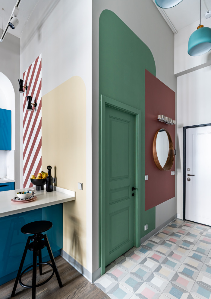 Idées déco pour une entrée contemporaine avec un mur multicolore, une porte simple, une porte verte et un sol multicolore.