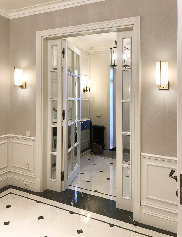 Inspiration för klassiska kapprum, med beige väggar, en enkeldörr, en vit dörr, marmorgolv och vitt golv