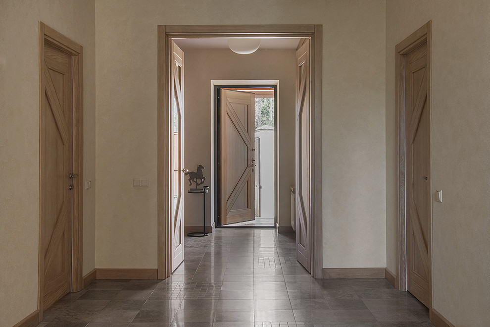 Ejemplo de puerta principal nórdica con paredes beige, puerta simple y puerta de madera clara
