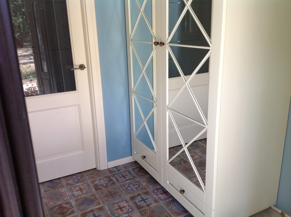 Источник вдохновения для домашнего уюта: маленький тамбур в стиле кантри с разноцветными стенами, полом из керамогранита, одностворчатой входной дверью и белой входной дверью для на участке и в саду