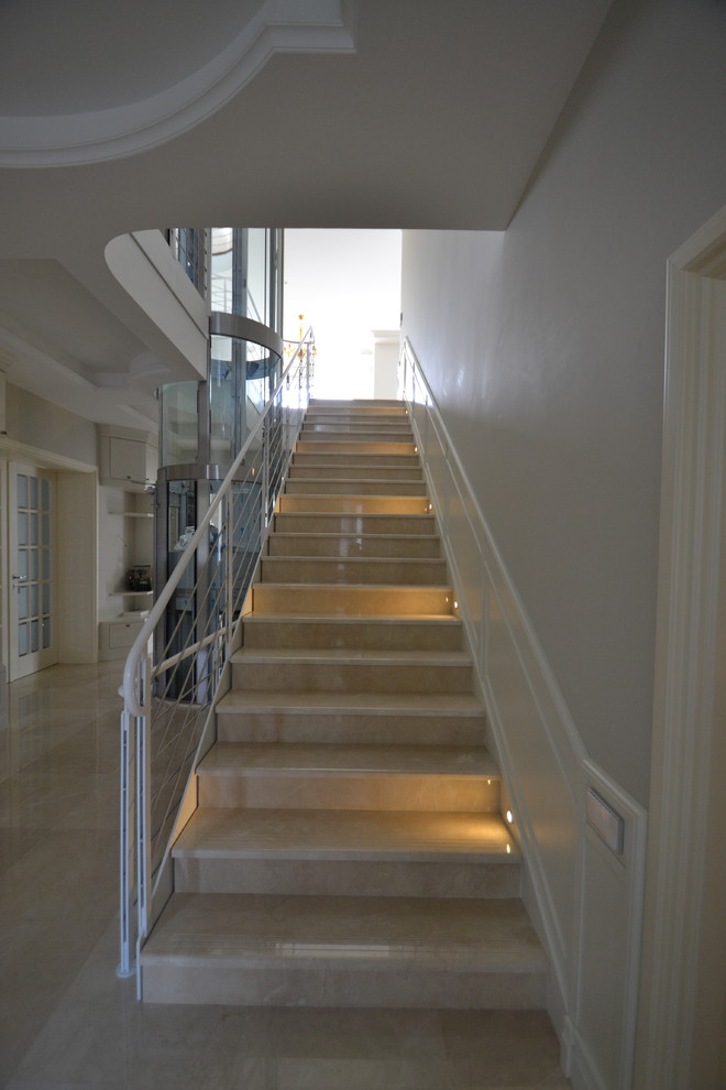 На фото: лестница среднего размера в классическом стиле с ступенями из плитки и подступенками из плитки с