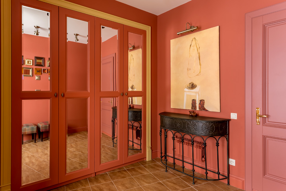 Пример оригинального дизайна: фойе в современном стиле с одностворчатой входной дверью, красной входной дверью и красными стенами