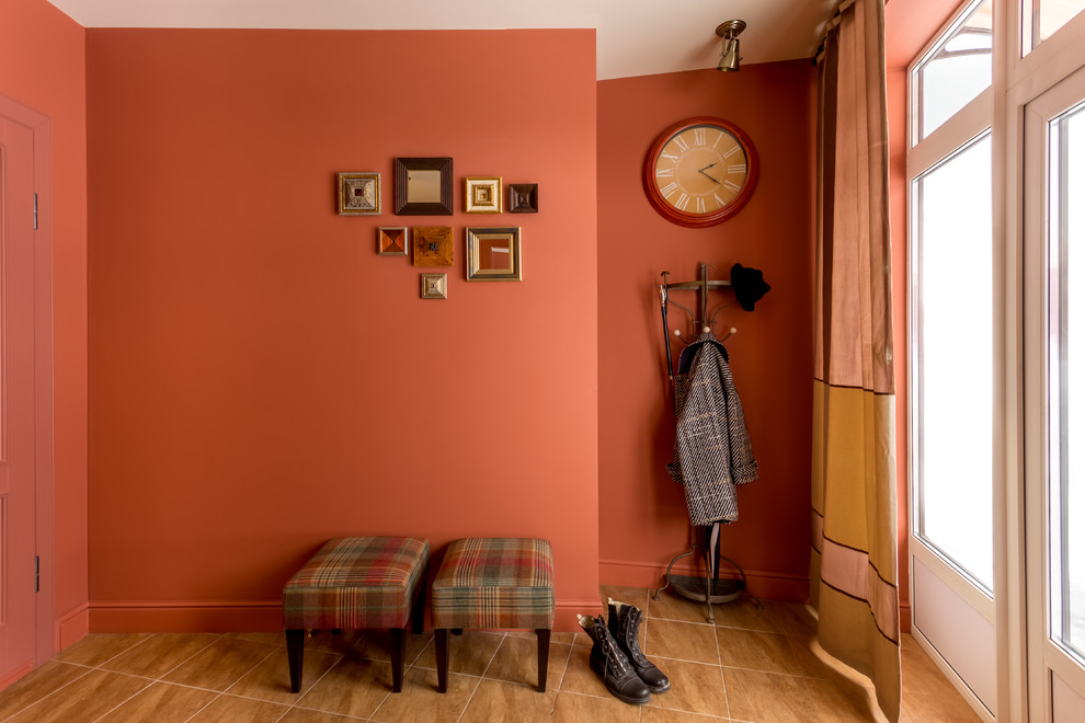 Immagine di un ingresso o corridoio minimal con pareti arancioni