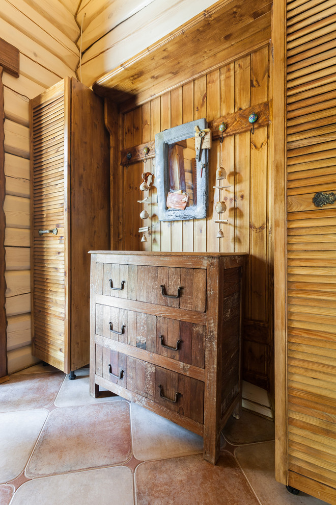 This is an example of a rustic entrance in Saint Petersburg with white walls.