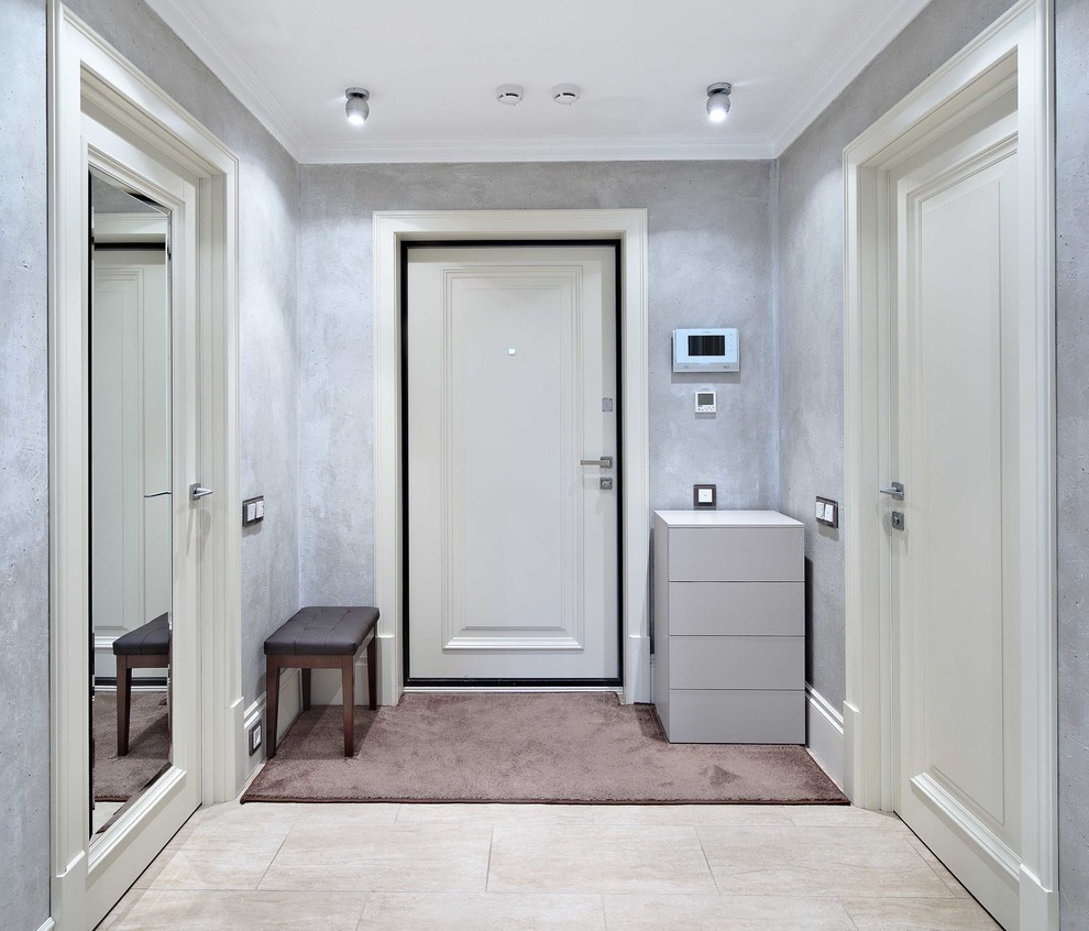 Стильный дизайн: входная дверь среднего размера в классическом стиле с серыми стенами, полом из керамической плитки, одностворчатой входной дверью и белой входной дверью - последний тренд