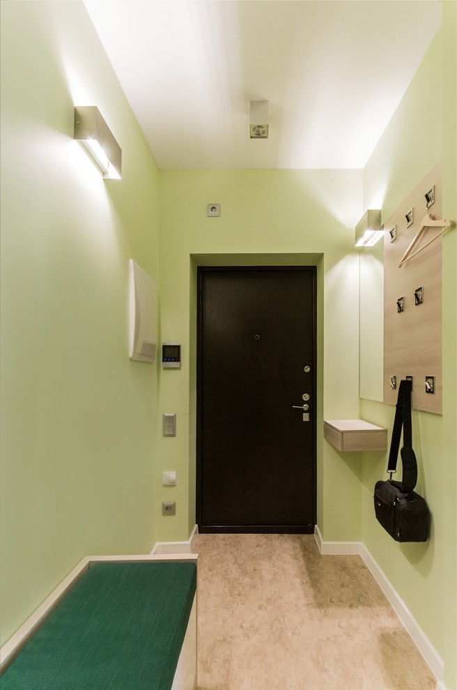 Foto de hall actual pequeño con paredes verdes, suelo vinílico, puerta simple, puerta de madera oscura y suelo beige