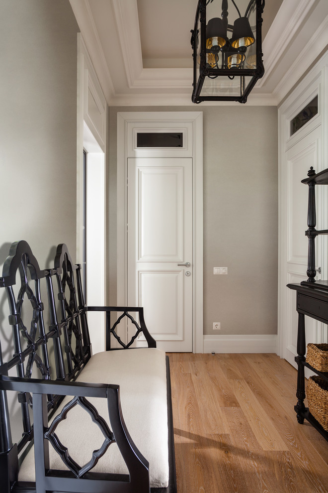 Idee per un corridoio classico di medie dimensioni con pareti grigie, pavimento in legno massello medio e pavimento marrone