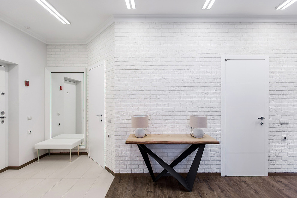 Стильный дизайн: прихожая: освещение в скандинавском стиле с белыми стенами - последний тренд