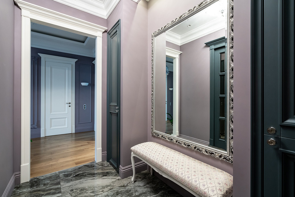 Источник вдохновения для домашнего уюта: входная дверь среднего размера в классическом стиле с розовыми стенами, полом из травертина, одностворчатой входной дверью и зеленой входной дверью