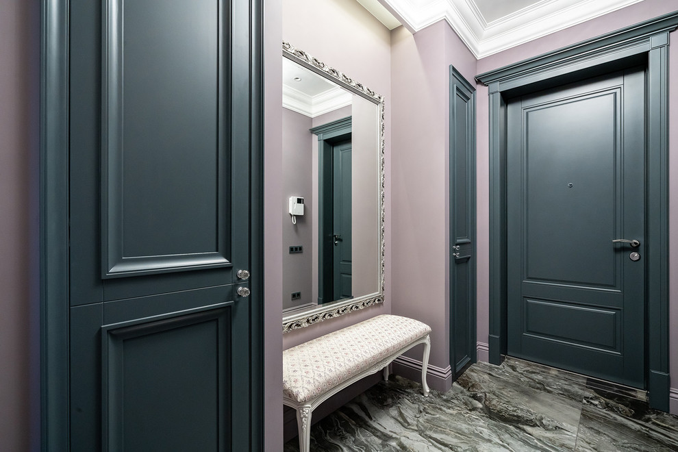 Свежая идея для дизайна: входная дверь среднего размера в классическом стиле с розовыми стенами, полом из травертина, одностворчатой входной дверью и зеленой входной дверью - отличное фото интерьера