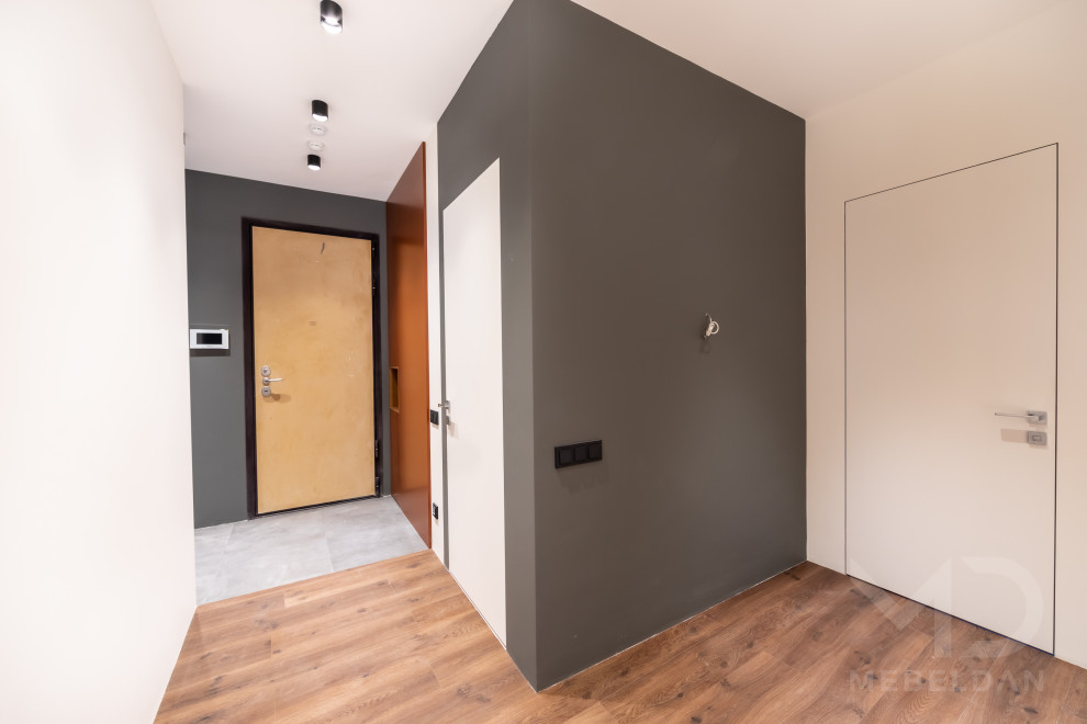Idee per un corridoio contemporaneo di medie dimensioni con pavimento in gres porcellanato