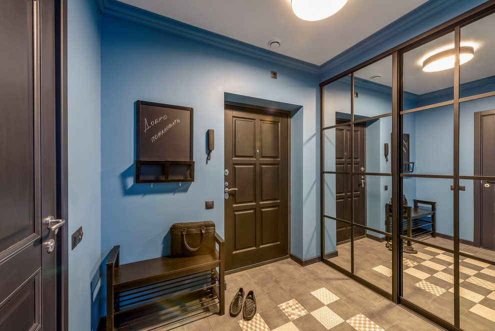 Aménagement d'une porte d'entrée contemporaine de taille moyenne avec un mur bleu, une porte simple, un sol en carrelage de porcelaine, une porte noire et un sol noir.