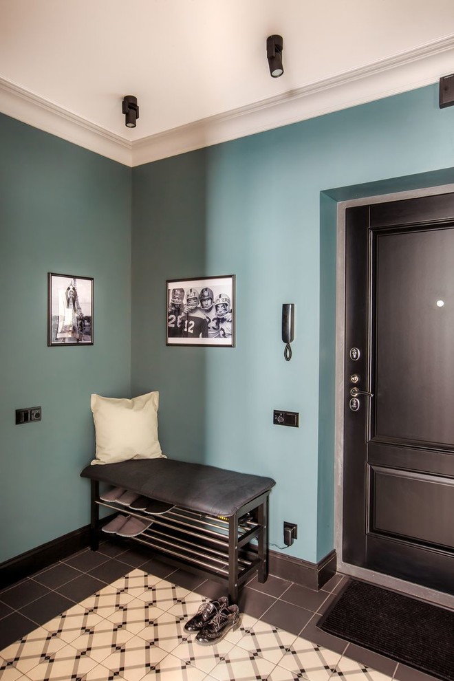 Bild på en mellanstor vintage ingång och ytterdörr, med blå väggar, en enkeldörr, en svart dörr, klinkergolv i porslin och svart golv
