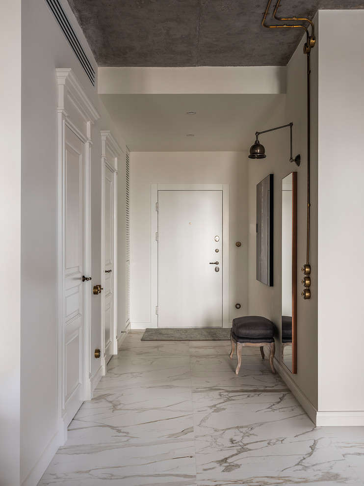 Modelo de puerta principal urbana con paredes blancas, puerta simple, puerta blanca y suelo beige