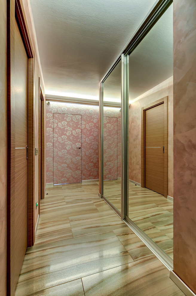 サンクトペテルブルクにある小さなコンテンポラリースタイルのおしゃれな玄関ホール (ピンクの壁、磁器タイルの床、茶色いドア、グレーの床) の写真