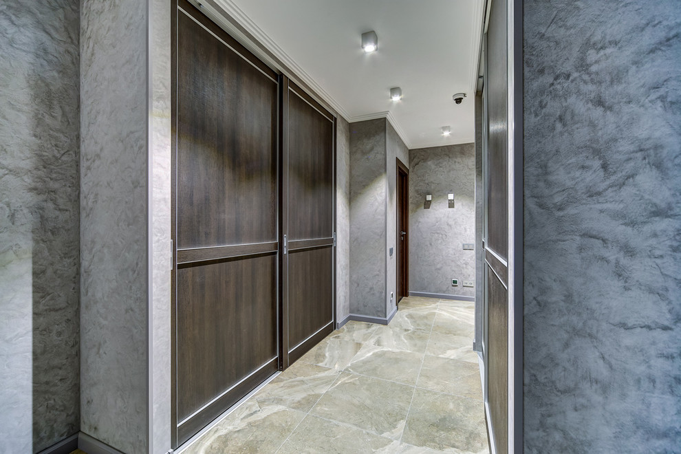 Foto di un corridoio minimal di medie dimensioni con pareti grigie, pavimento in gres porcellanato e pavimento marrone
