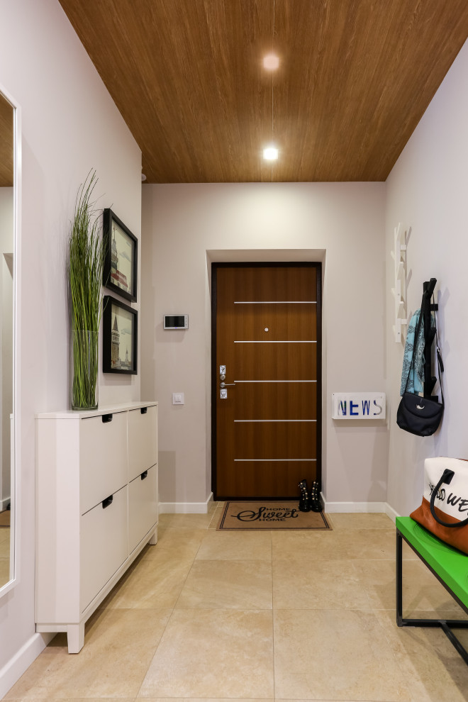 Foto de puerta principal contemporánea pequeña con paredes blancas, suelo de baldosas de porcelana, puerta simple, puerta de madera en tonos medios y suelo beige