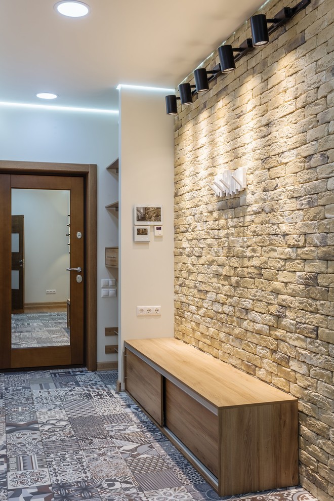 Diseño de hall nórdico grande con paredes blancas, suelo de madera en tonos medios, puerta simple y puerta marrón