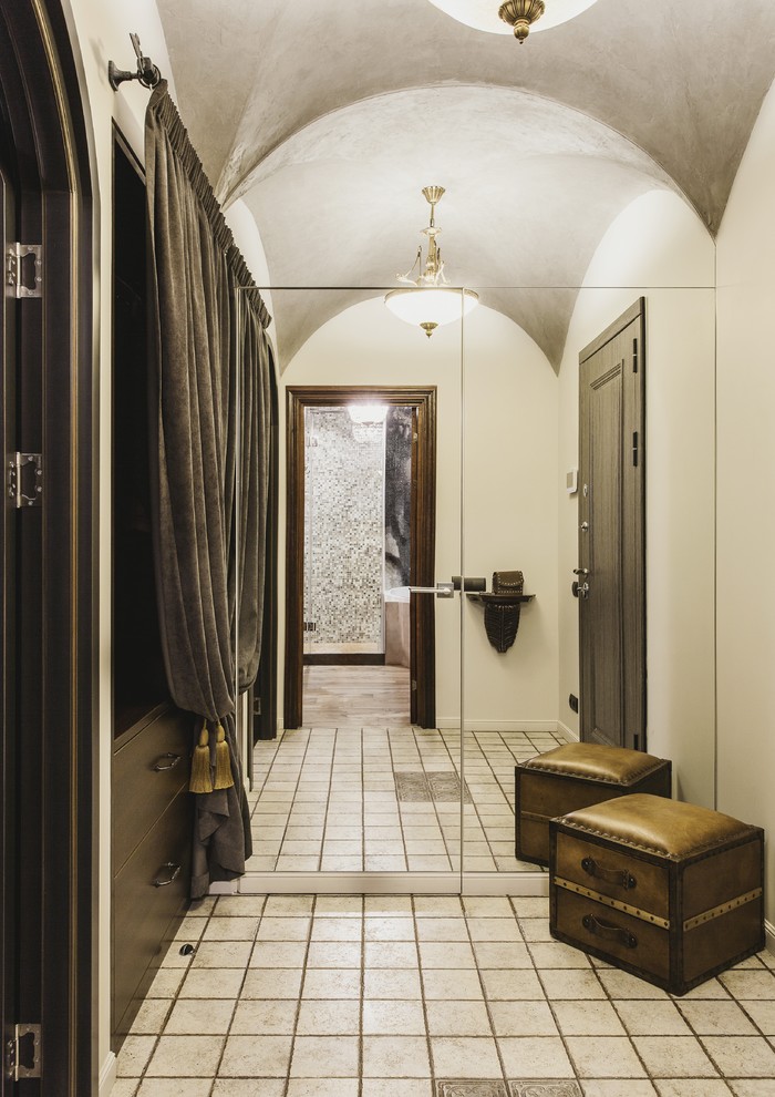 Ispirazione per un piccolo ingresso o corridoio con pareti beige, pavimento in gres porcellanato e pavimento beige