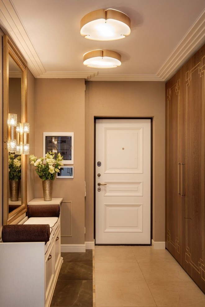 Idee per una porta d'ingresso classica di medie dimensioni con pareti beige, pavimento in gres porcellanato, una porta singola e una porta bianca