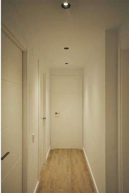 Foto di un piccolo ingresso o corridoio tradizionale con pareti bianche e pavimento in legno massello medio