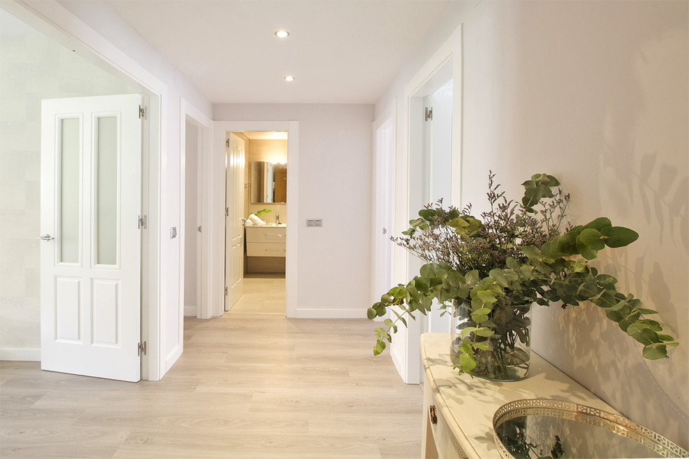 Свежая идея для дизайна: коридор среднего размера в скандинавском стиле с белыми стенами и светлым паркетным полом - отличное фото интерьера