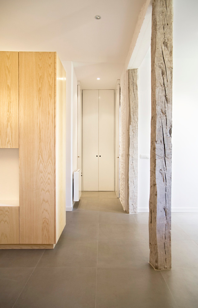 Idee per un piccolo ingresso o corridoio scandinavo con pareti bianche e pavimento con piastrelle in ceramica