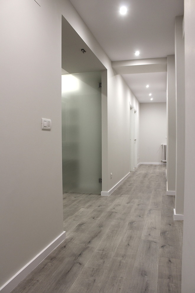 Idee per un ingresso o corridoio design di medie dimensioni con pareti beige, pavimento in laminato e pavimento beige