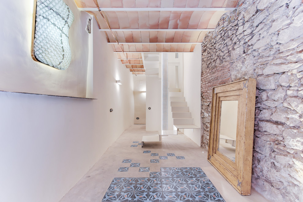 Идея дизайна: коридор среднего размера в средиземноморском стиле с белыми стенами и серым полом