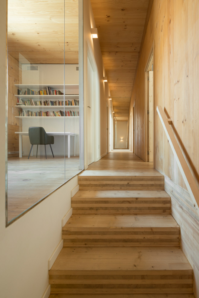 Idée de décoration pour un couloir design avec parquet clair et un sol beige.