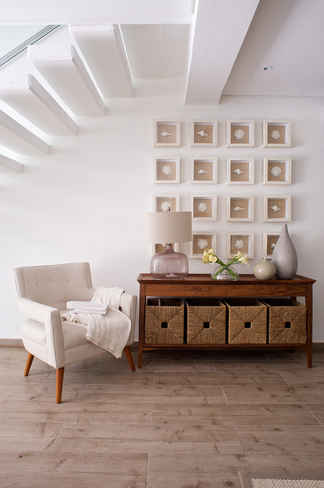 Foto de recibidores y pasillos costeros pequeños con paredes blancas, suelo de baldosas de porcelana y suelo marrón