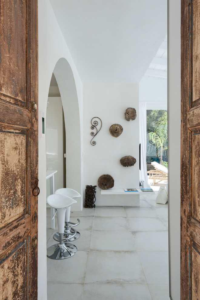 Foto de recibidores y pasillos mediterráneos de tamaño medio con paredes blancas, suelo de baldosas de cerámica y suelo blanco
