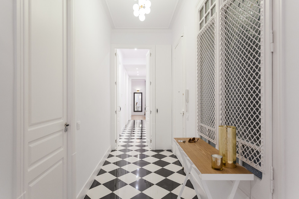 Источник вдохновения для домашнего уюта: большой коридор в современном стиле с белыми стенами и разноцветным полом