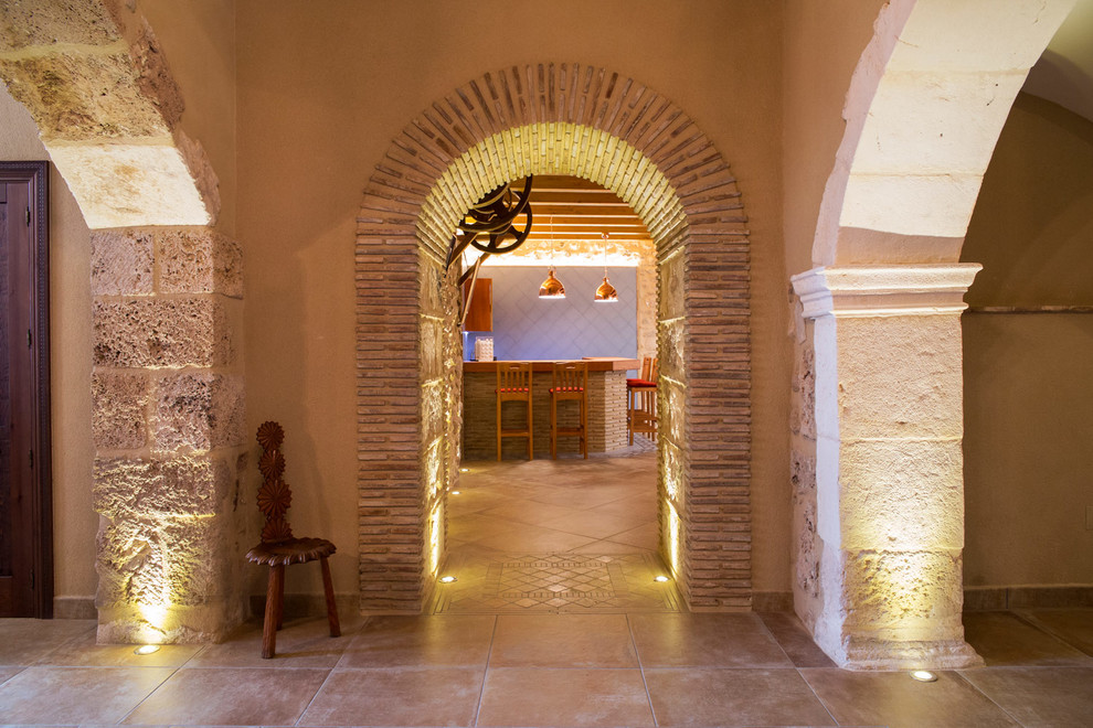 На фото: большой коридор в стиле рустика с полом из керамической плитки и коричневым полом