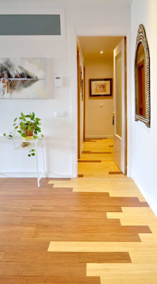Свежая идея для дизайна: коридор среднего размера в современном стиле с белыми стенами, полом из бамбука и разноцветным полом - отличное фото интерьера