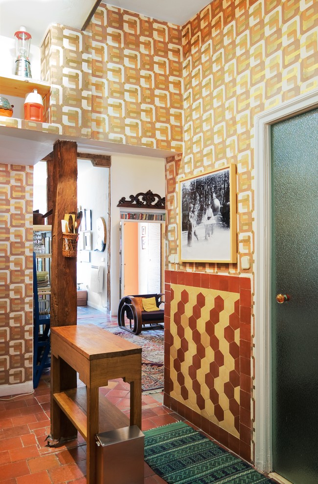 Foto de recibidores y pasillos eclécticos pequeños con paredes multicolor y suelo de baldosas de terracota