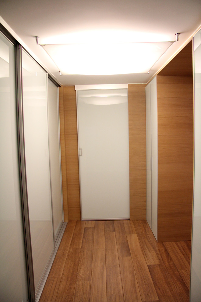 Imagen de recibidores y pasillos contemporáneos pequeños con paredes blancas y suelo de madera en tonos medios