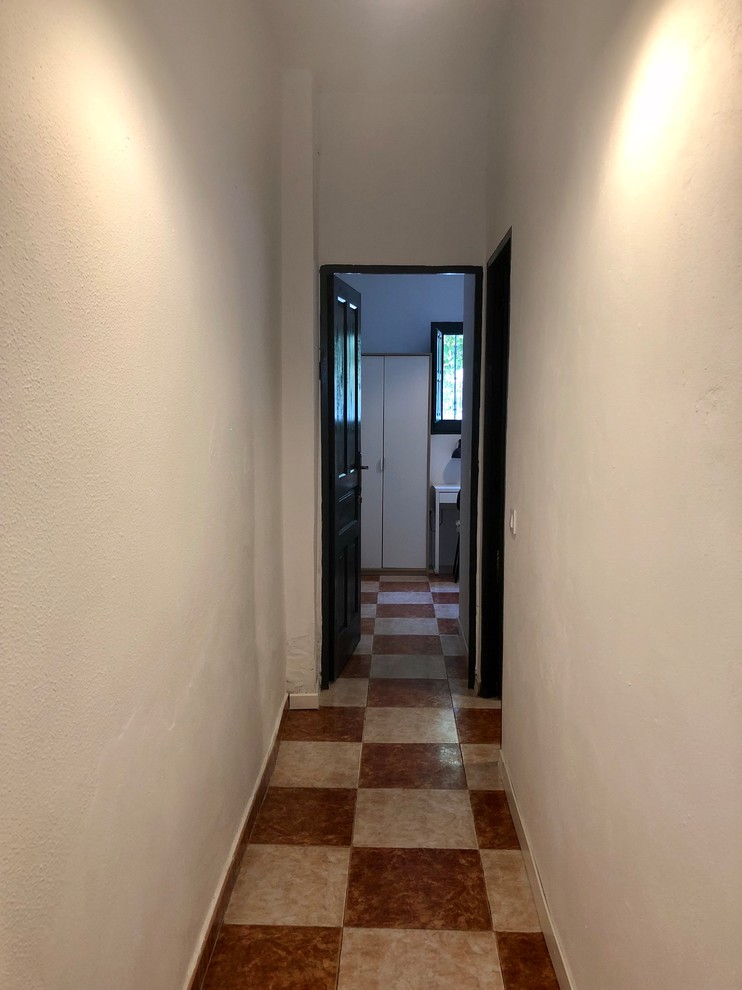 Пример оригинального дизайна: маленький коридор в стиле неоклассика (современная классика) с белыми стенами, полом из керамической плитки и разноцветным полом для на участке и в саду