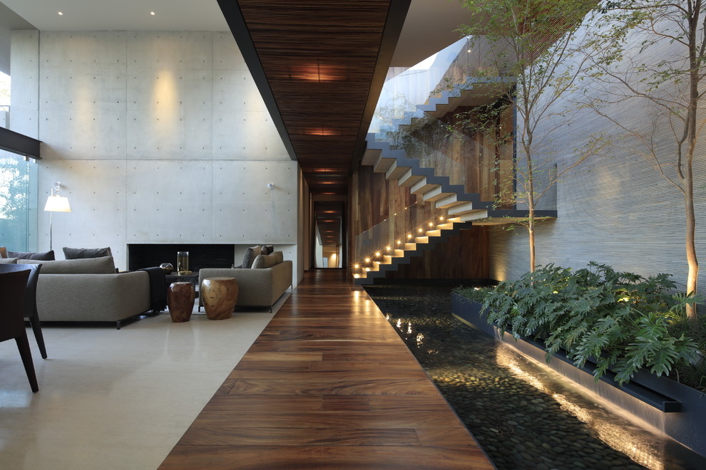 Источник вдохновения для домашнего уюта: коридор в современном стиле с серыми стенами, темным паркетным полом и коричневым полом