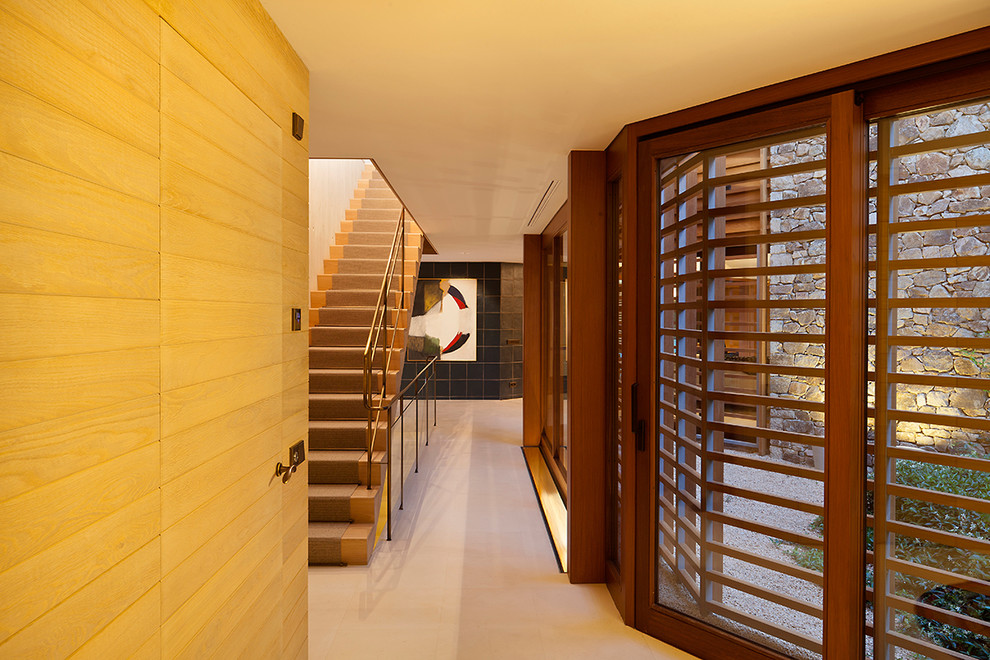 Cette image montre un couloir design de taille moyenne avec un mur blanc.